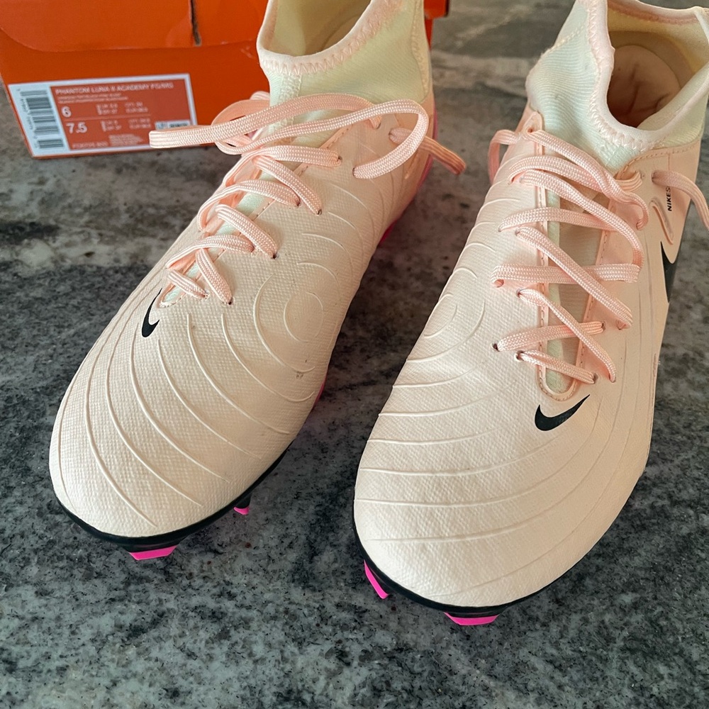 Nike Phantom Luna II Academy FG/MG in Pink and Black